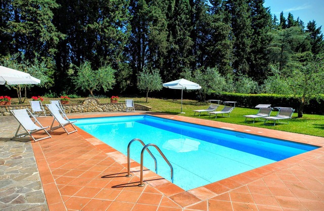 Stunning private villa with WIFI, A/C, private pool, patio and panoramic view, close to Siena