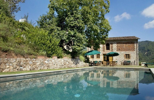 Stunning private villa with WIFI, private pool, TV, patio and panoramic view, close to Lucca