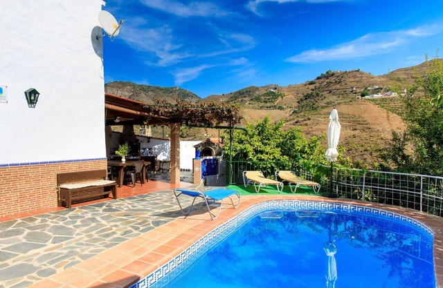 Stunning private villa for 4 people with private pool, WIFI, TV, terrace and pets allowed