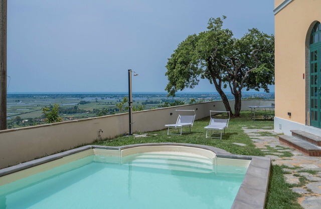 Stunning private villa with A/C, private pool, WIFI, TV, veranda, panoramic view, close to Viareggio