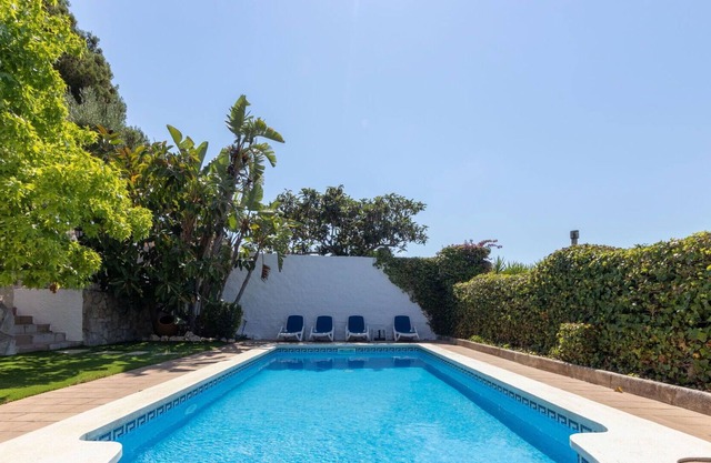 Stunning private villa for 8 people with WIFI, private pool, TV, patio and pets allowed