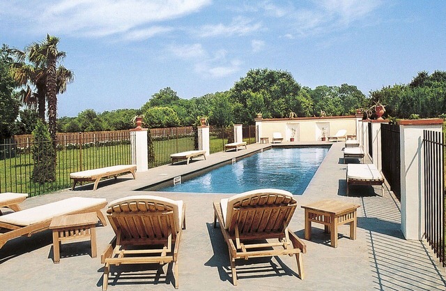 Stunning private villa for 16 people with WIFI, private pool, TV, patio, pets allowed and parking