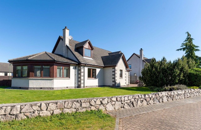 Stunning private villa for 14 guests with WIFI, hot tub, TV, patio, pets allowed and parking