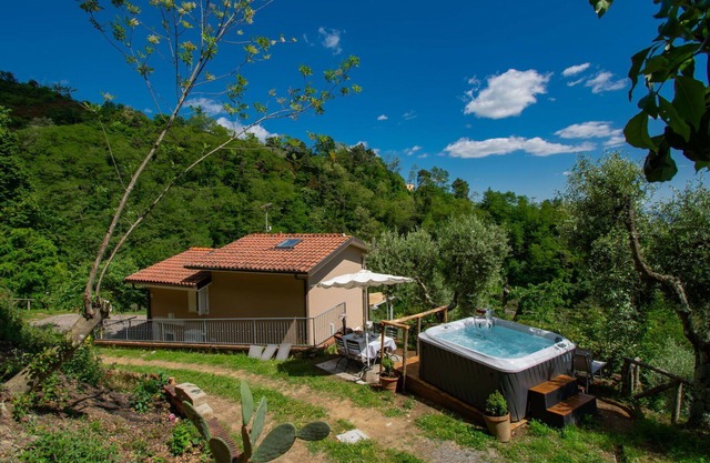 Stunning private villa with hot tub, private pool, WIFI, TV, patio, pets allowed and parking
