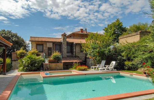 Stunning private villa for 7 people with WIFI, private pool, TV, patio, pets allowed and parking