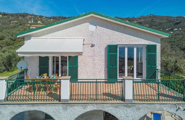 Stunning private villa for 6 guests with WIFI, A/C, TV, patio and pets allowed