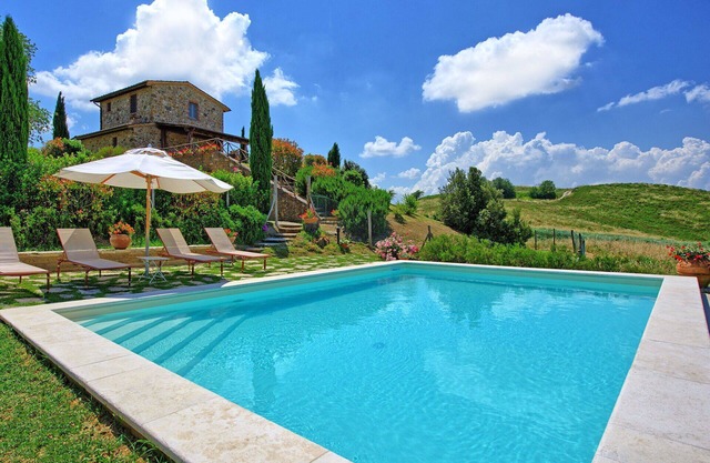 Stunning private villa with WIFI, private pool, TV, veranda, panoramic view, close to Montepulciano
