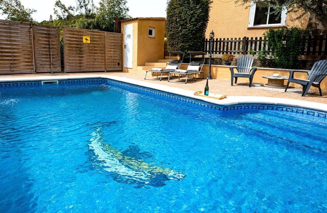 Stunning private villa for 6 guests with private pool, WIFI, TV, terrace and parking