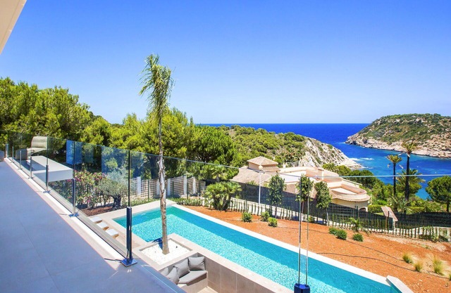 Stunning private villa for 8 guests with WIFI, private pool, A/C, TV and patio