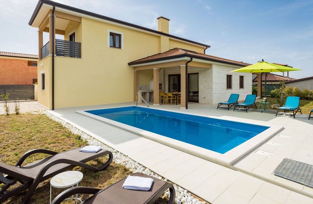 Stunning private villa for 8 guests with A/C, private pool, WIFI, TV, terrace and parking