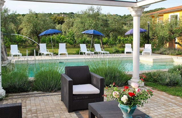 Stunning private villa for 14 guests with A/C, private pool, WIFI, TV, patio and pets allowed