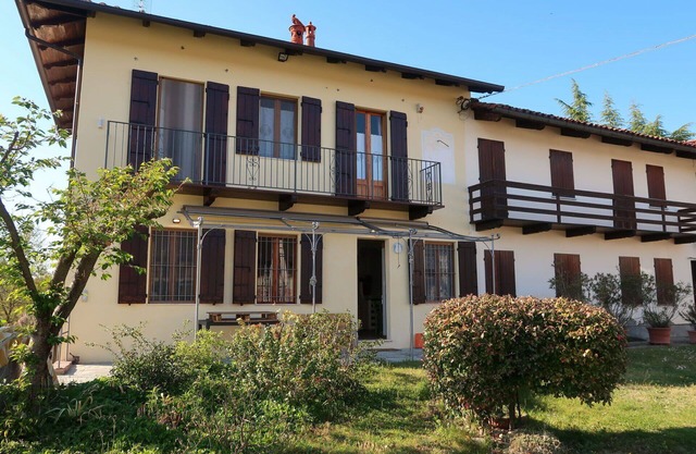 Stunning private villa for 4 guests with A/C, WIFI, TV, patio and pets allowed