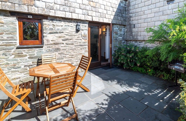 Stunning private villa for 2 people with hot tub, WIFI, TV, patio, pets allowed and parking