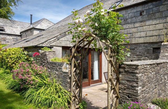 Stunning private villa for 5 guests with hot tub, WIFI, patio, pets allowed and parking