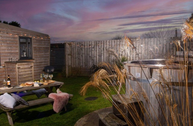 Stunning private villa with WIFI, hot tub, TV, pets allowed, panoramic view and parking