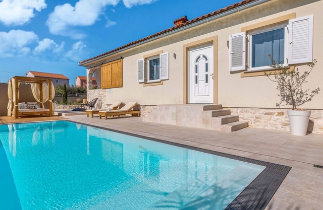 Stunning private villa for 7 people with A/C, private pool, WIFI, TV, terrace and pets allowed