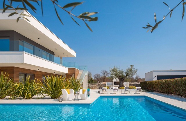 Stunning private villa for 10 guests with A/C, WIFI, private pool, TV and terrace