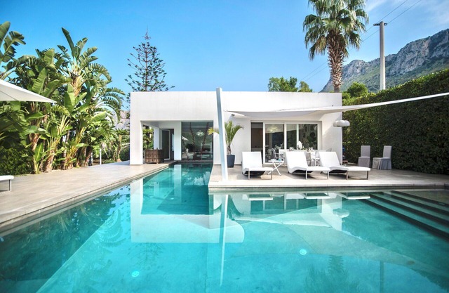 Stunning private villa for 4 people with A/C, private pool, WIFI, TV and pets allowed