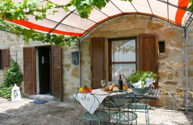 Stunning private villa for 5 guests with WIFI, private pool, pets allowed and parking