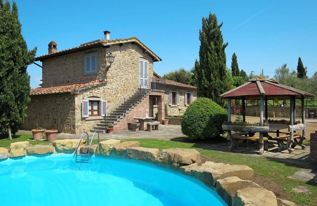 Stunning private villa for 8 people with WIFI, private pool, TV, patio and pets allowed