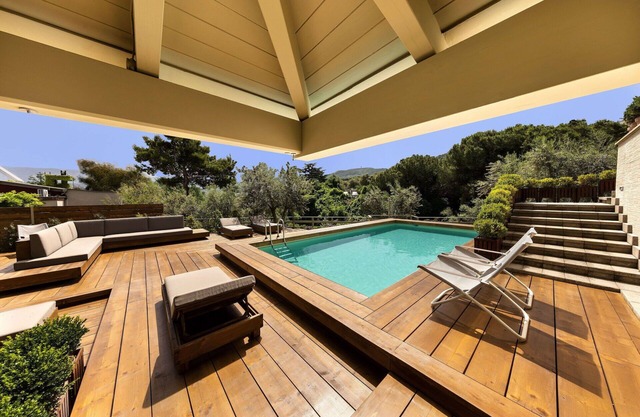 Stunning private villa with WIFI, hot tub, private pool, sauna, A/C, TV, patio, close to Sorrento