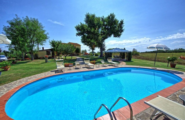 Stunning private villa with WIFI, private pool, TV, pets allowed, panoramic view, close to Arezzo
