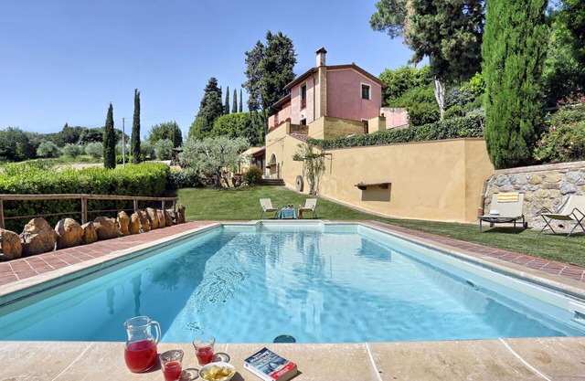 Stunning private villa with A/C, private pool, WIFI, TV, patio, pets allowed and parking