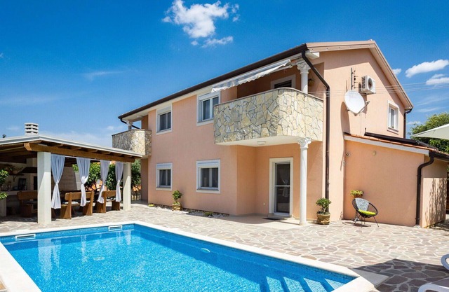 Stunning private villa with WIFI, private pool, A/C, TV, patio, pets allowed and parking