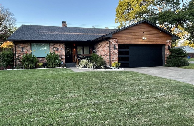 Stunning Remodeled Home, Minutes from Downtown (pet-friendly)