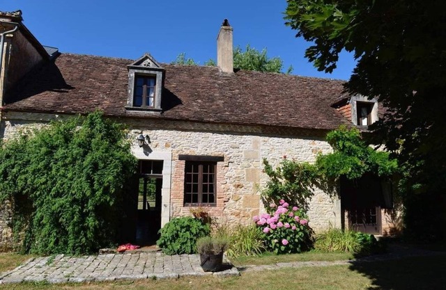 Stunning Rustic Farmhouse In The Heart Of The Dordogne, Sleeps Up To 10, Pool
