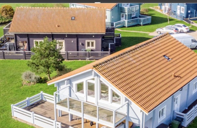 Stunning Scandi lodge on golf course with hot tub/sauna