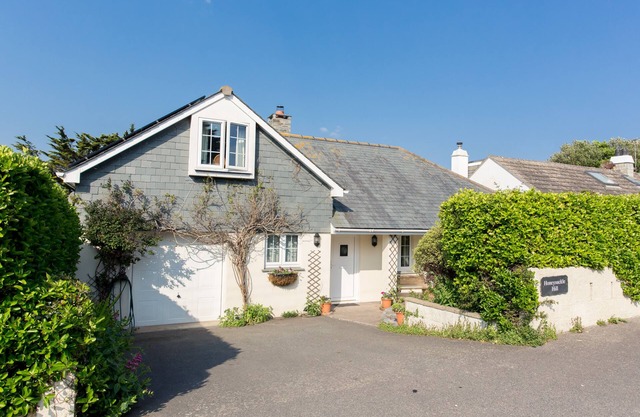 Stunning Sea View Cottage 3Min Walk to Beach, Sleeps 8, Family-Friendly Retreat!