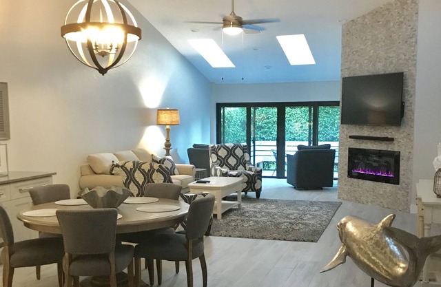 STUNNING! SPACIOUS! Completely renovated 2/2 villa in Naples!