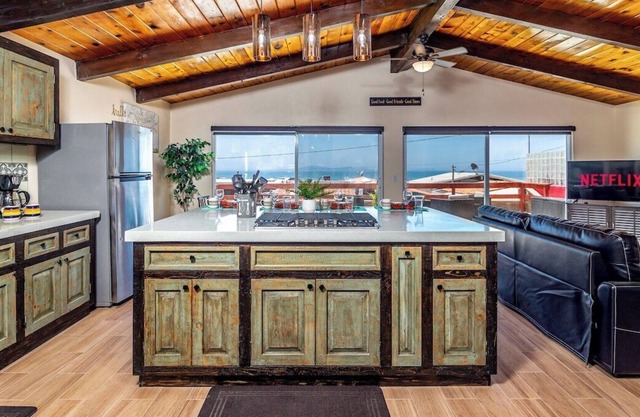 Stunning sunsets|Close to Beach|fireplace|Wi-Fi