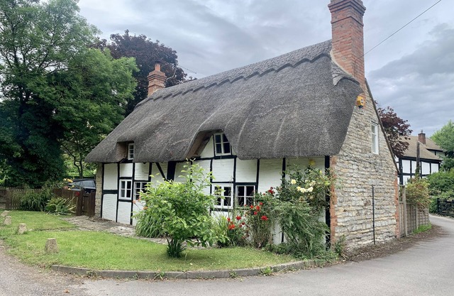 Stunning Thatched 16th Century Cottage. Dog Friendly. *HOT TUB*