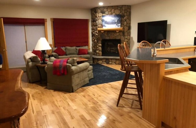 Stunning Timbers ski-in/ski-out, above the base lodge and SuperQuad