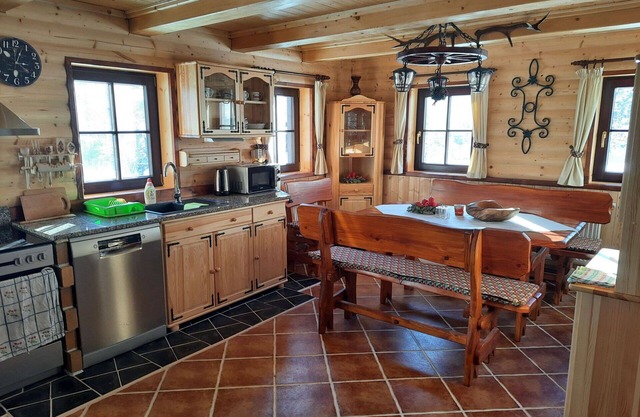 Stunning villa for 10 people with hot tub, WIFI, TV and parking