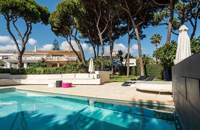 Stunning villa for 10 people with WIFI, private pool, A/C and patio