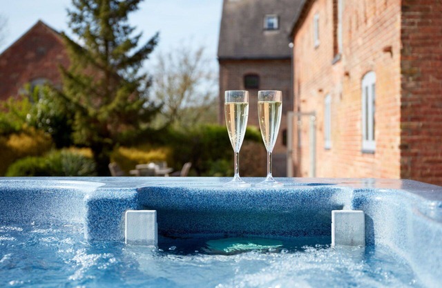 Stunning villa for 10 people with hot tub, WIFI, TV and terrace