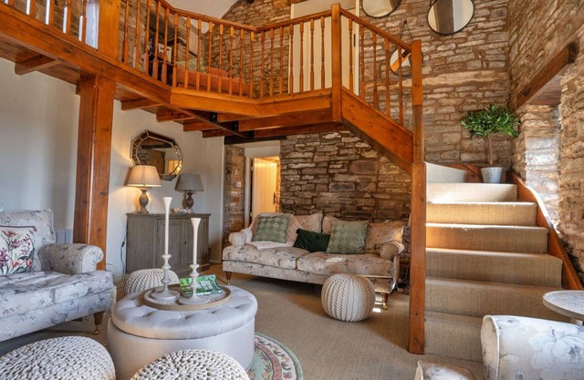 Stunning villa for 12 guests with WIFI, pets allowed and parking