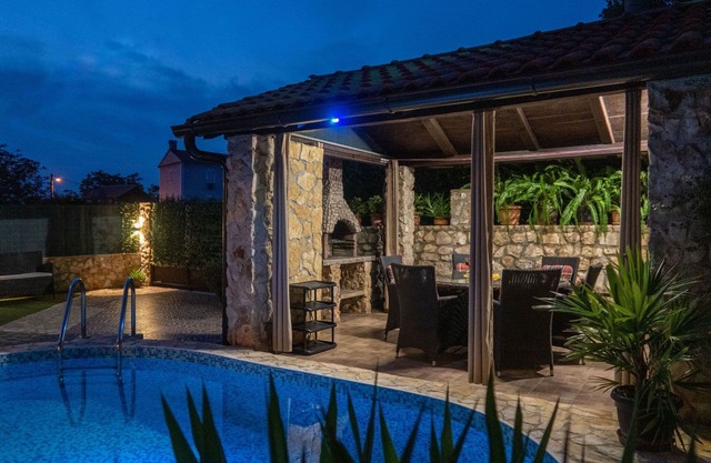 Stunning villa for 6 people with private pool, hot tub, WIFI, A/C, TV, terrace and pets allowed