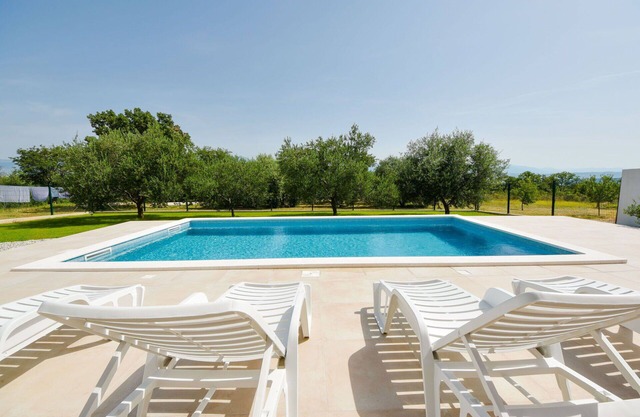 Stunning villa for 6 people with WIFI, private pool, A/C, TV and terrace