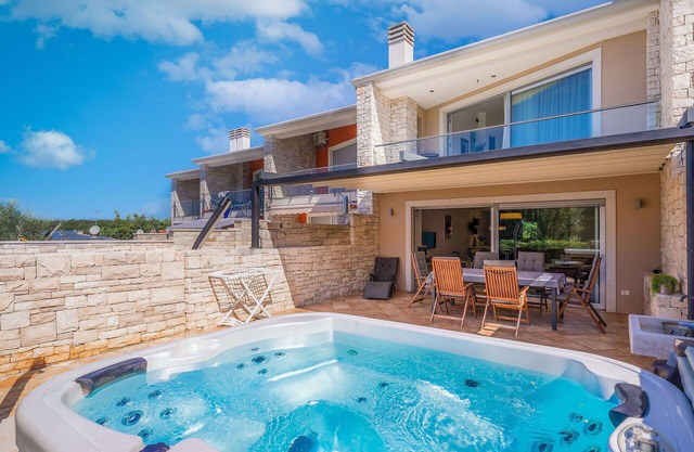 Stunning villa for 6 people with private pool, WIFI, A/C, TV, terrace, pets allowed and parking
