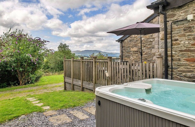 Stunning villa for 4 guests with WIFI, hot tub, terrace, pets allowed and parking