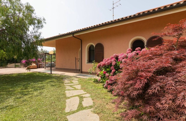 Stunning villa for 6 people with hot tub, A/C, WIFI, TV, patio, pets allowed and panoramic view