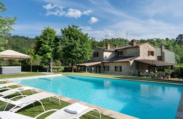 Stunning villa with WIFI, hot tub, A/C, private pool, TV, patio, panoramic view, close to Arezzo