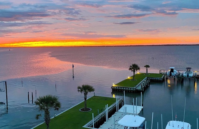 Stunning water views, walk to beach! 2 bed, 2 bath, condo on the Bogue sound.