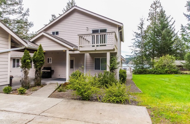 Stunning waterfront home w/seasonal hot tub - perfect for a relaxing getaway