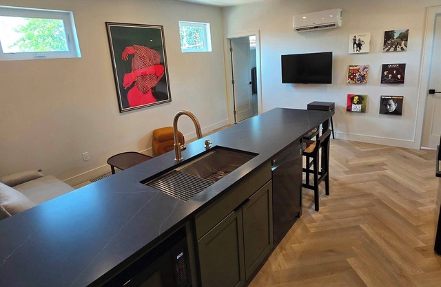 Stylilsh guesthouse with parking. Located near Rino Art District and City Park.