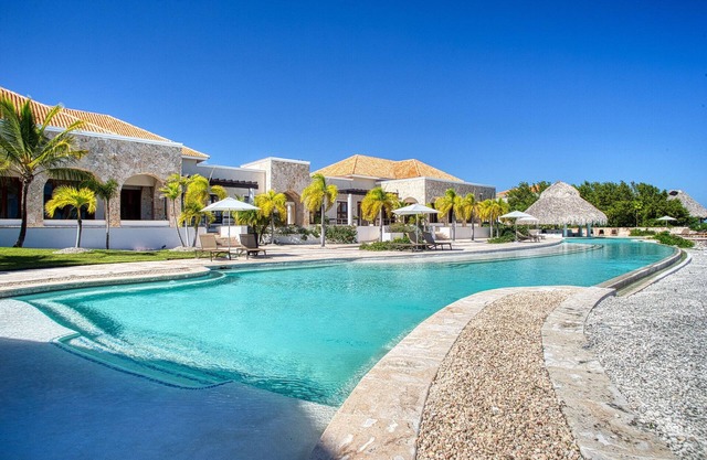 Stylish 1-Bedroom Apartment with Pool Access, Full Kitchen, Balcony & Golf View